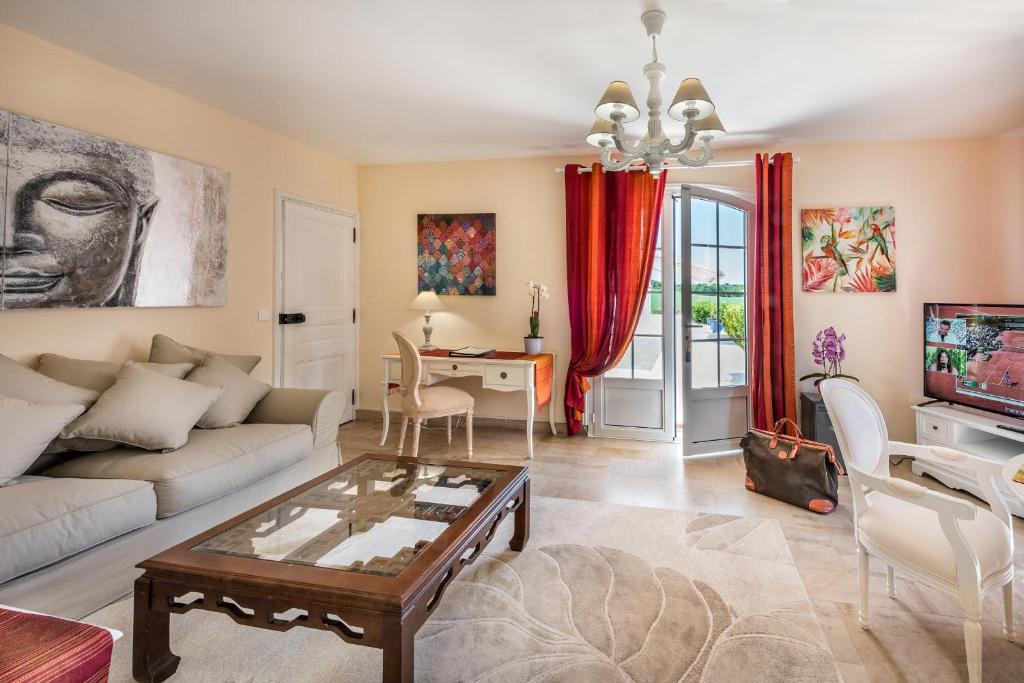 Domaine du Bois des Anges - Suite With Pool View
