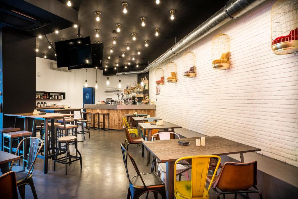 Un restaurante con mesas y sillas en una habitación. en Koisi Hostel, en San Sebastián