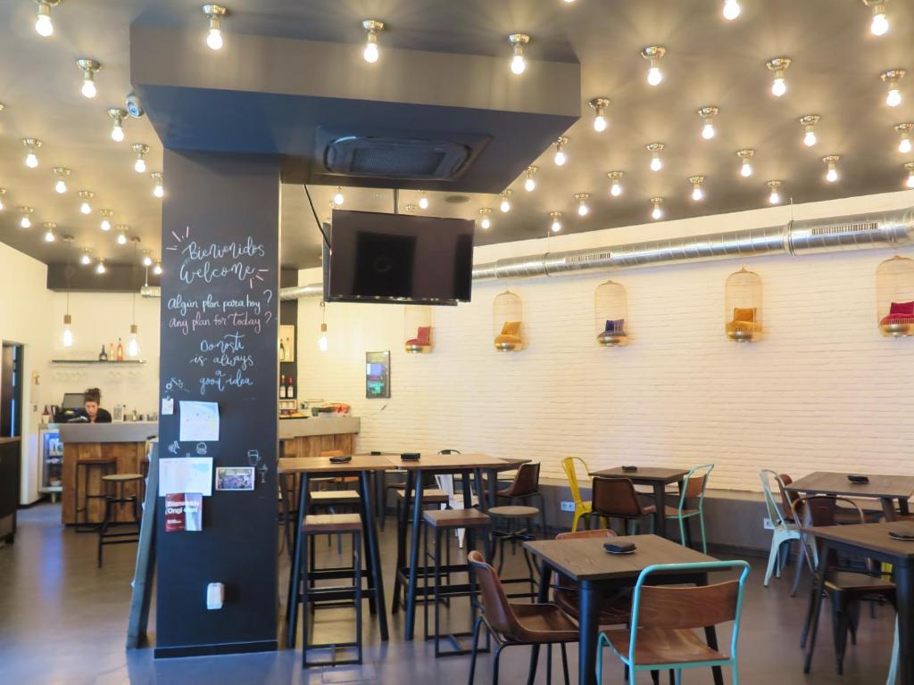 Un restaurante o sitio para comer en Koisi Hostel