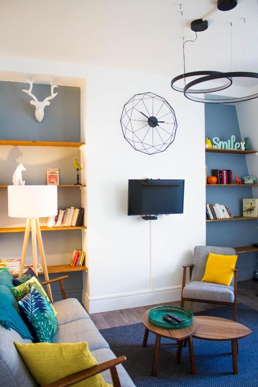 un salon avec un canapé et une table dans l'établissement Appartements de Jeanne, à Lille