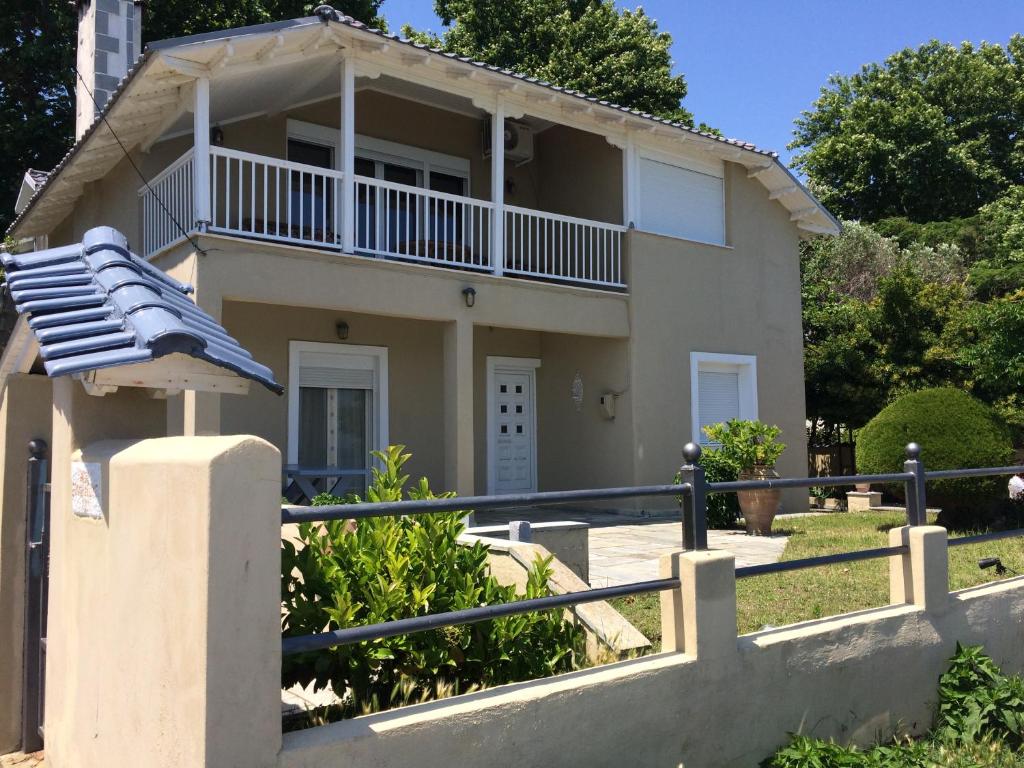 ein Haus mit einem Balkon und einem Zaun in der Unterkunft Aegean Blue in Platamonas