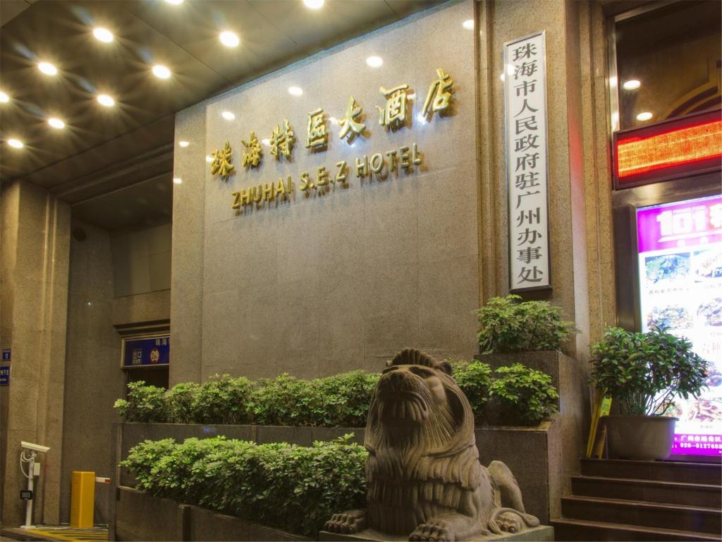 a statue of a lion in front of a building at Guangzhou Zhuhai Special Economic Zone Hotel in Guangzhou