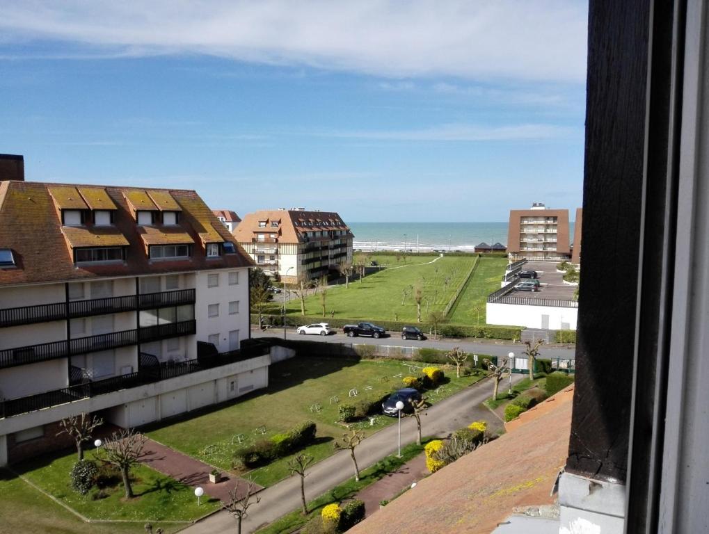 ヴィレ・シュル・メールにあるDEAUVILLE 2000の建物から海の景色を望めます。