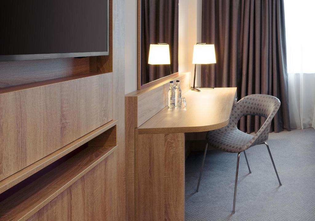 Leonardo Hotel London Watford - 带双床和单人床的标准房间