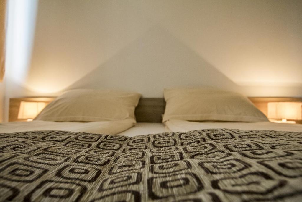 Postel nebo postele na pokoji v ubytování Hotel Logavina 8 Garage Parking