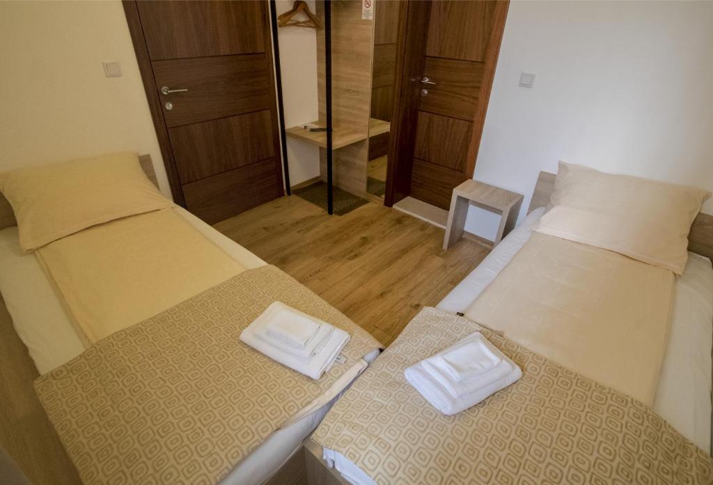 Postel nebo postele na pokoji v ubytování Hotel Logavina 8 Garage Parking