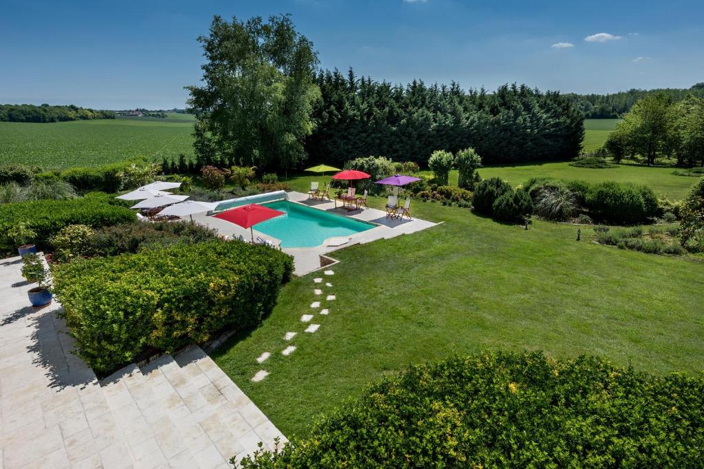 Germigny-lʼEvêque的住宿－天使森林住宿加早餐旅館，享有花园空中美景,设有游泳池
