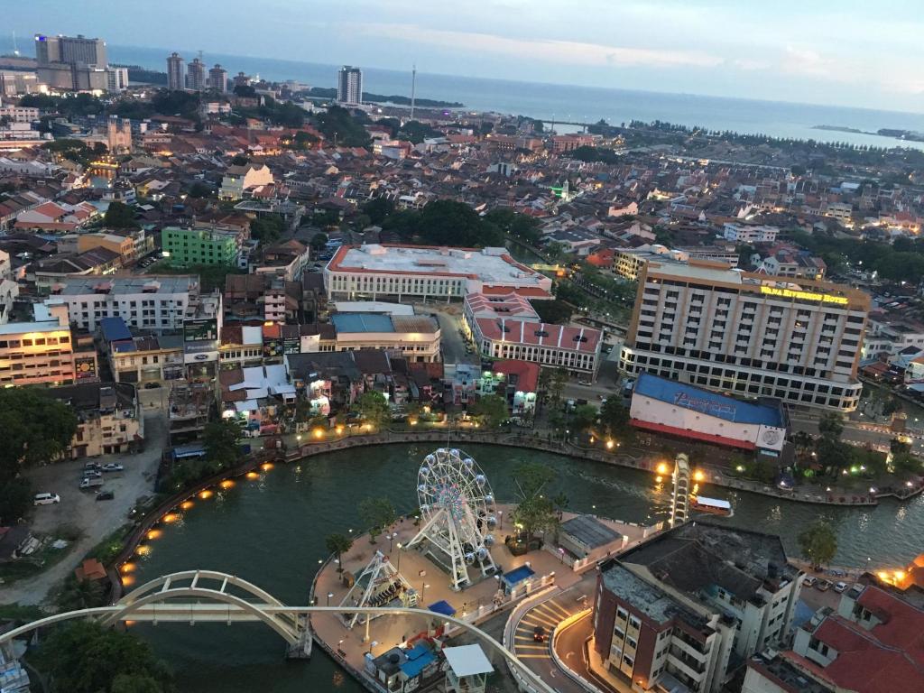 una vista aérea de una ciudad con una noria en LUXURY 3BR Penthouse I The Shore Hotel & Residence I Seaview I Poolview I 6-9Pax en Melaka