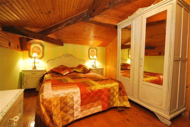 una camera con un grande letto di Casa Rural Alborada a Bobia de Arriba