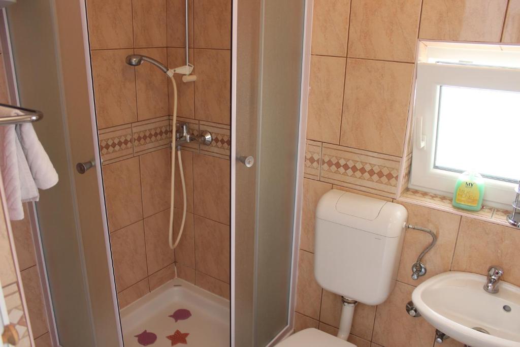 Koupelna v ubytování Guest House Dada