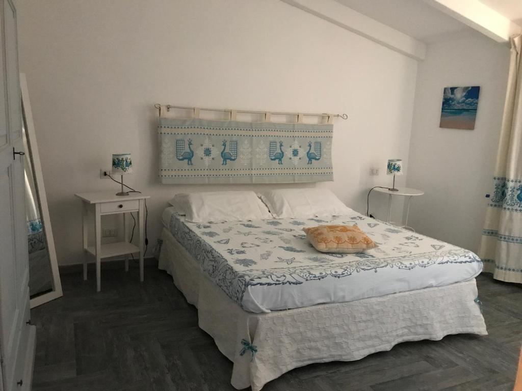 アルゲーロにあるAppartamento Via Sassariのベッドルーム1室(ベッド1台、ヘッドボード付)
