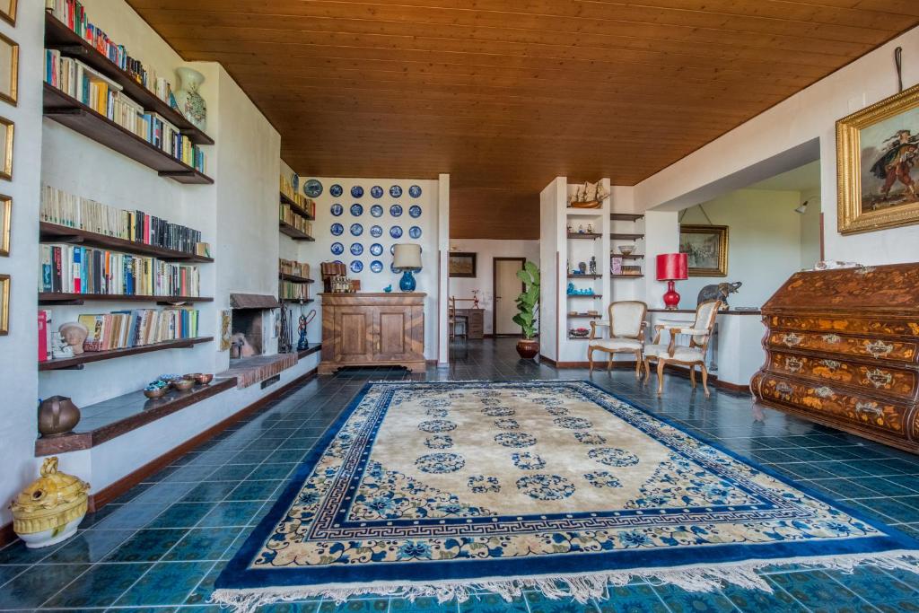 a living room with a rug on the floor at BUBA BnB SUPERIOR in Anzio