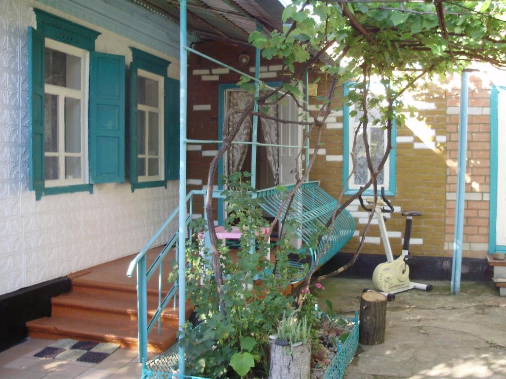 モストフスコイにあるHouse in Mostovskoyの緑のブランコ付きの家の出口