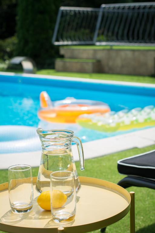 Bazén v ubytovaní Villa Oliva Boutique Rooms Zamárdi alebo v jeho blízkosti