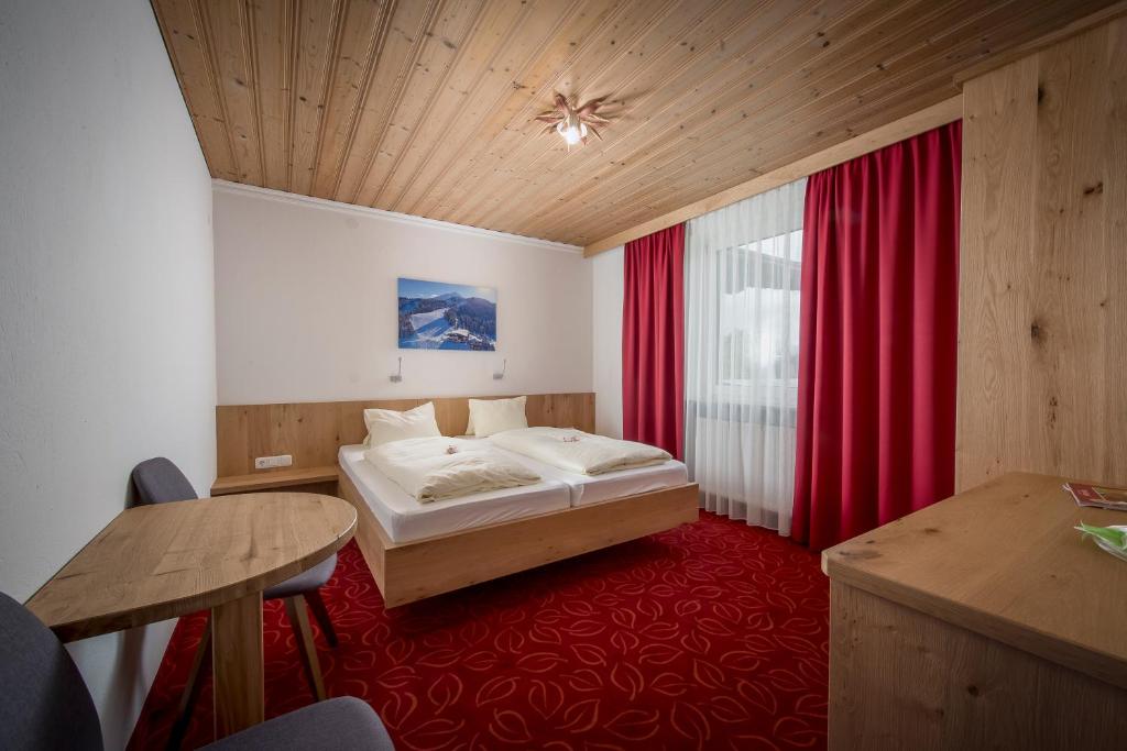Postel nebo postele na pokoji v ubytování Familienhotel Central
