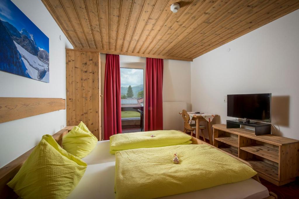 TV a/nebo společenská místnost v ubytování Familienhotel Central
