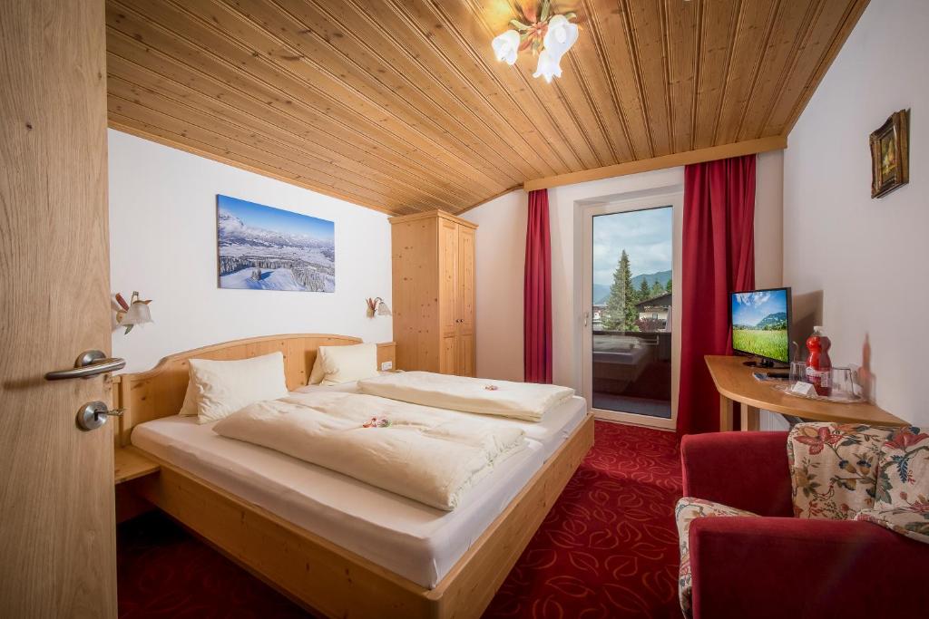 Postel nebo postele na pokoji v ubytování Familienhotel Central