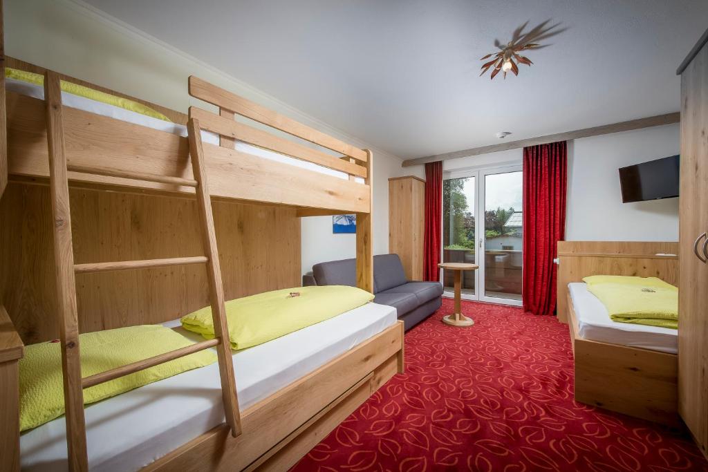 Postel nebo postele na pokoji v ubytování Familienhotel Central