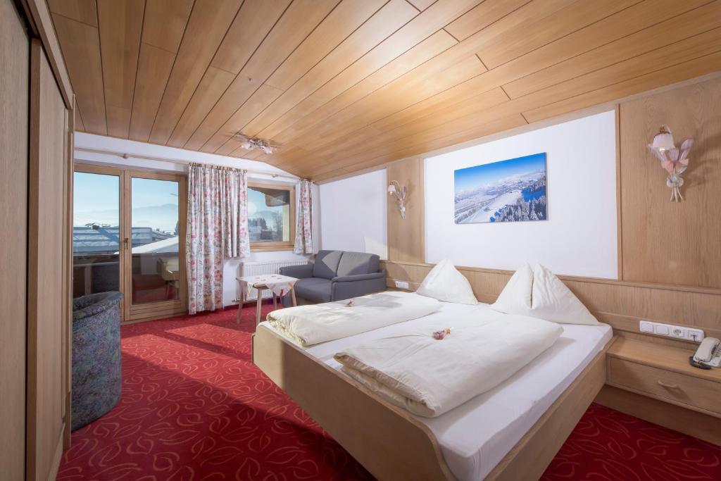 Postel nebo postele na pokoji v ubytování Familienhotel Central