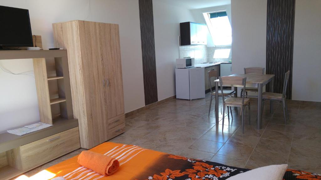 Kuchyňa alebo kuchynka v ubytovaní Vasti Apartman