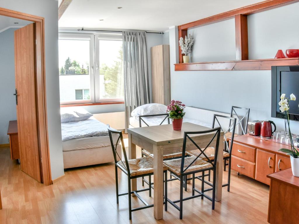 マルボルクにあるGościniec Pod Markizamiのテーブルと椅子、ベッドルーム1室が備わります。