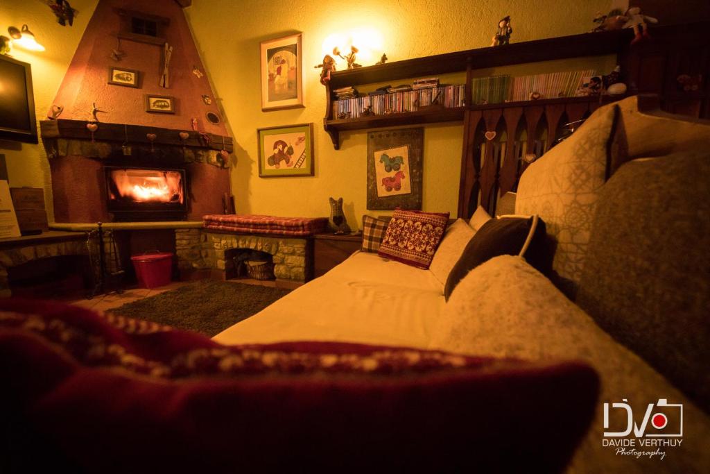 ein Wohnzimmer mit einem Bett und einem Kamin in der Unterkunft B&B il Girasole in Aosta