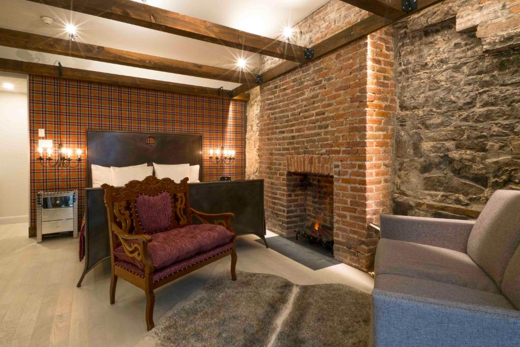 Auberge Place d'Armes - Par Aneyro