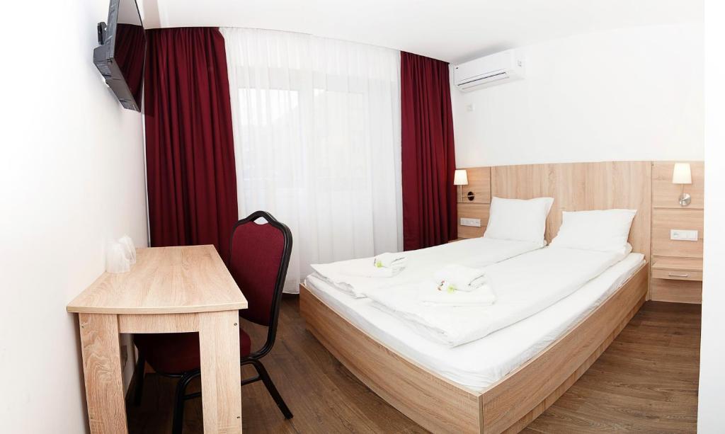 Postel nebo postele na pokoji v ubytování Hotel Otopeni