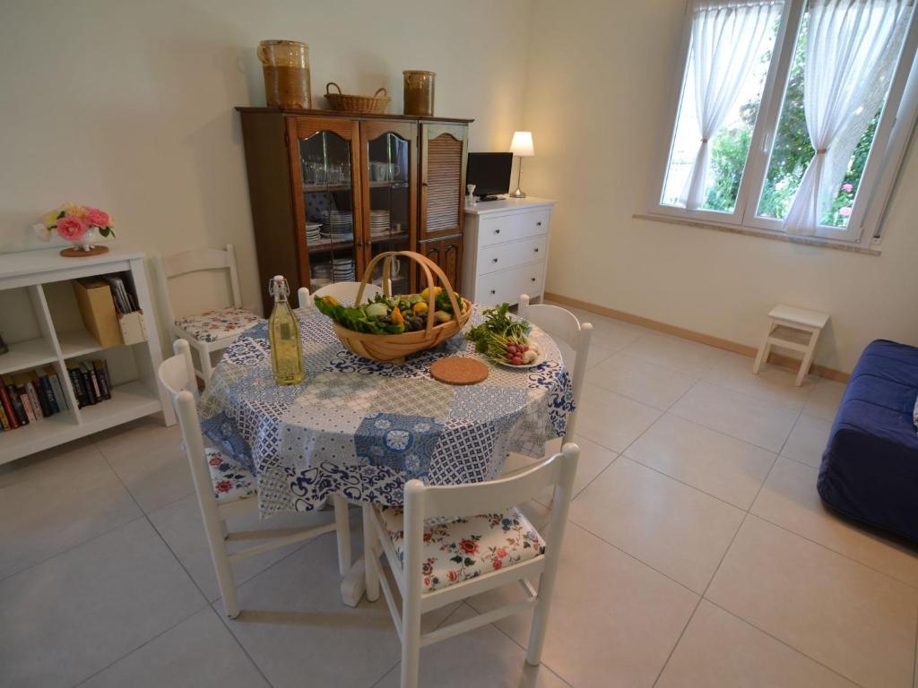 jadalnia ze stołem i miską owoców w obiekcie Apartment in Gatteo near Adriatic Beach w mieście Gatteo a Mare