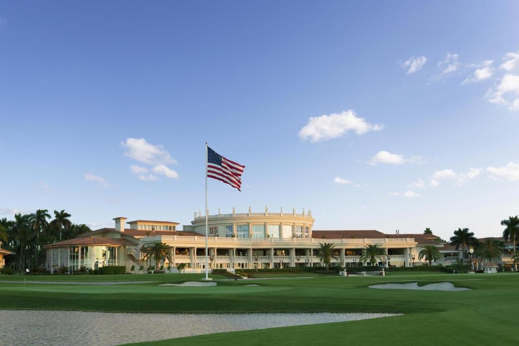 un drapeau américain battant devant un bâtiment dans l'établissement Trump National Doral Golf Resort, à Miami