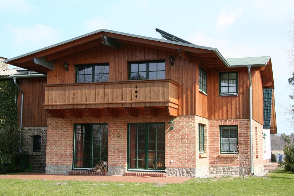 a house with a balcony on top of it at Haus Hugo in Zingst