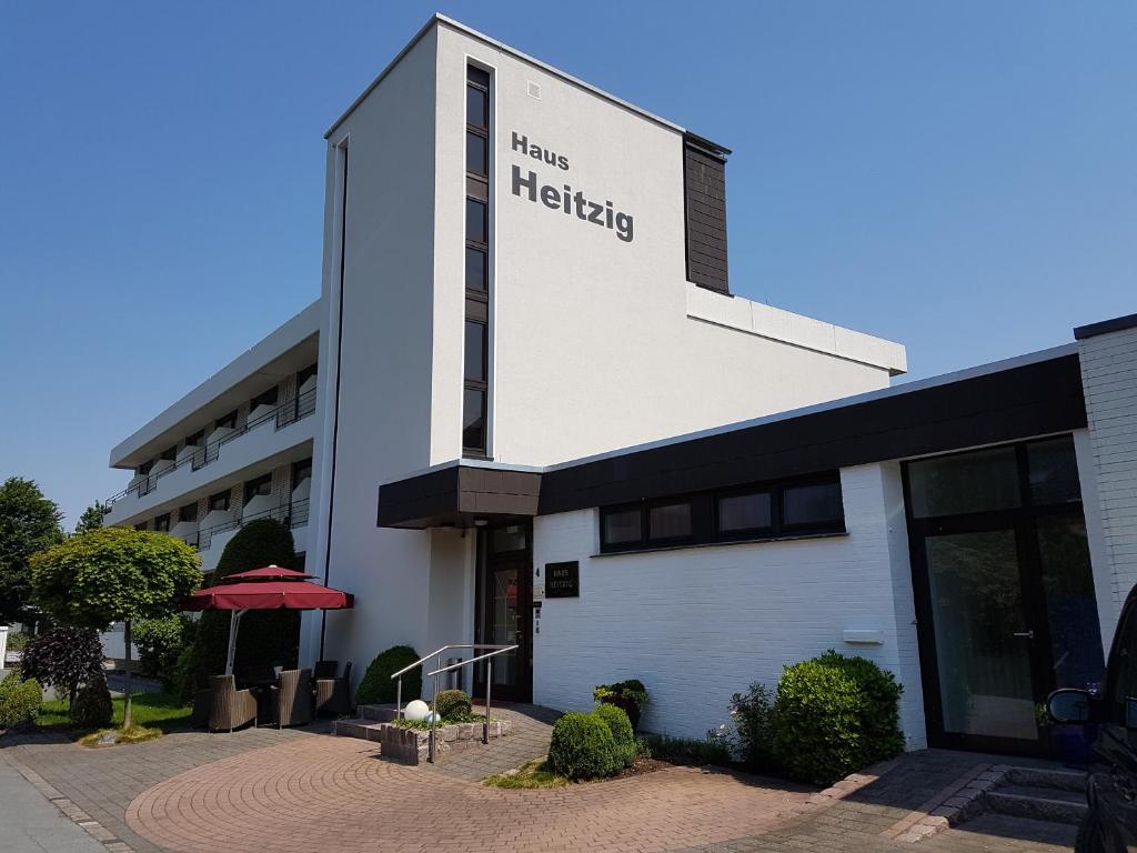 een gebouw met de naam van een hotel bij Pension Haus Heitzig in Lippstadt