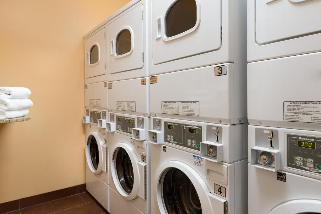 Super 8 by Wyndham Calgary Shawnessy Area - Resim 20