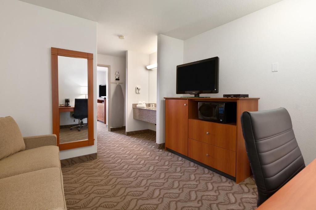 Super 8 by Wyndham Calgary Shawnessy Area - Resim 36