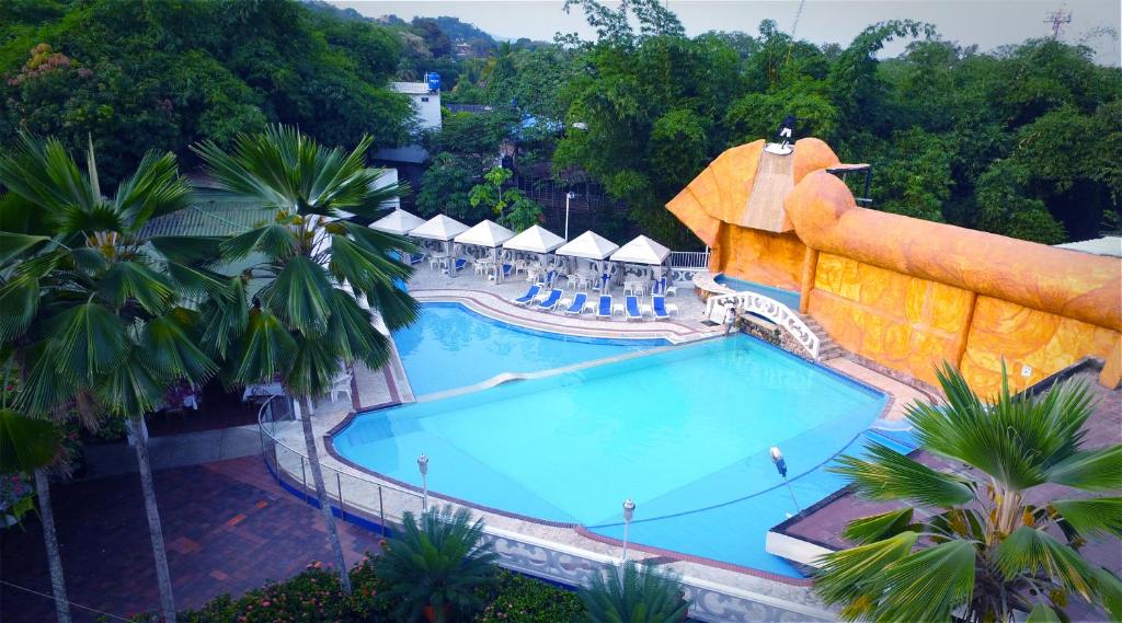 una vista aérea de una piscina en un complejo en Bosque Hotel, en Melgar