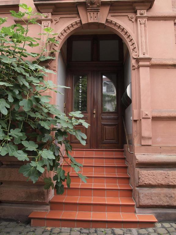 an entrance to a building with a wooden door at Haus Mittendrin in Neustadt an der Weinstraße