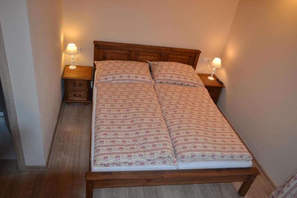 A bed or beds in a room at Penzión Thamasy
