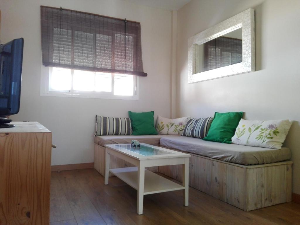 sala de estar con sofá y mesa en Apartamento Pura Vida, en Tarifa
