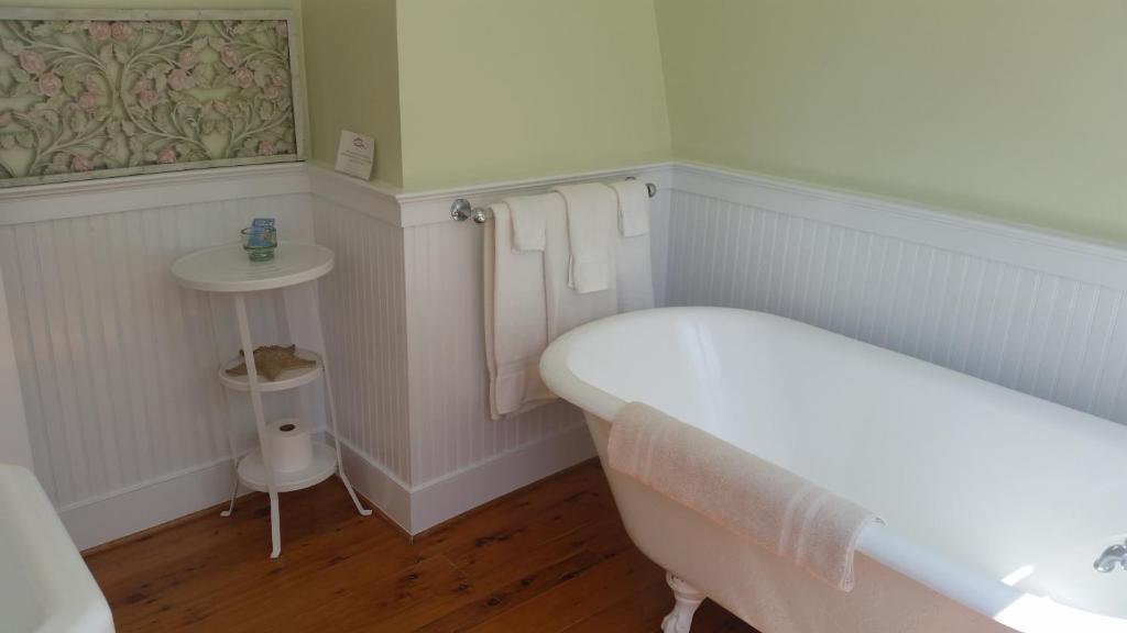 Wades Point Inn on the Bay - Double Room With Private Bathroom