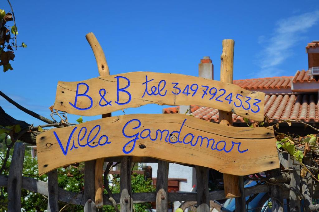 a wooden sign that says bb command at Villa Gandamar in Santa Teresa Gallura