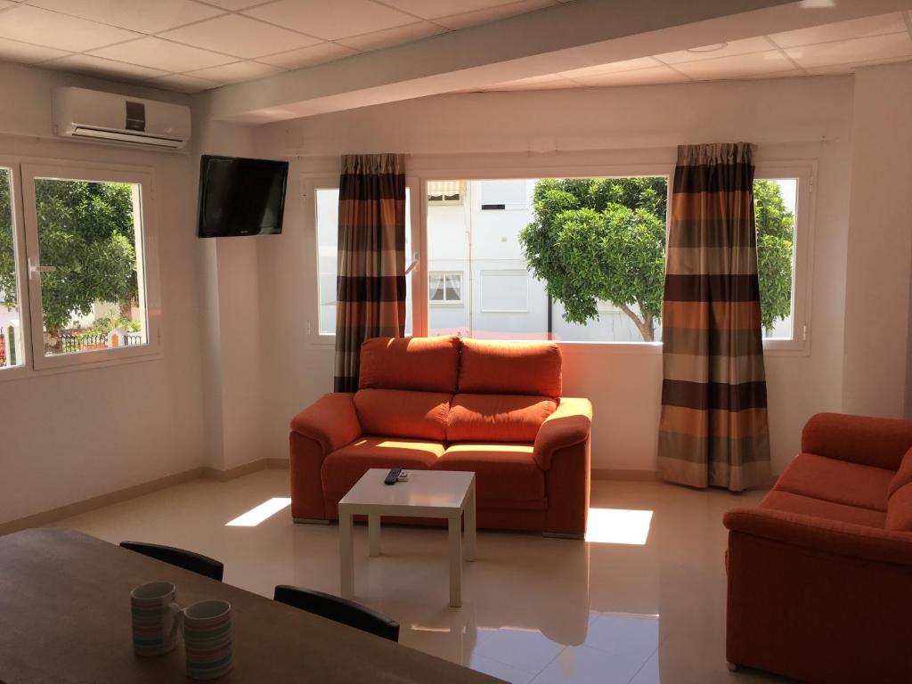sala de estar con sofá y mesa en Apartamentos Carmen Teresa, en Torremolinos