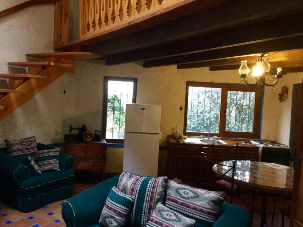 sala de estar con nevera y mesa en La Montaña, en San Cristóbal de Las Casas