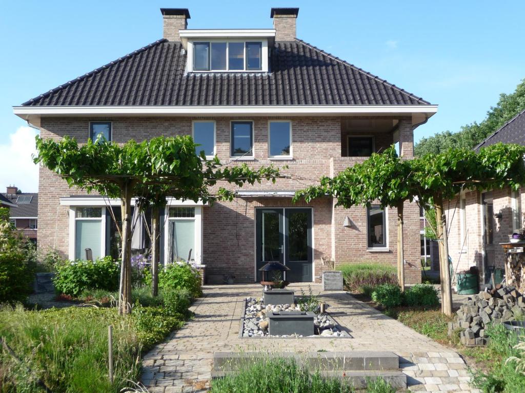 a brick house with a tile roof at B&B Achterhoeks Halle in Halle