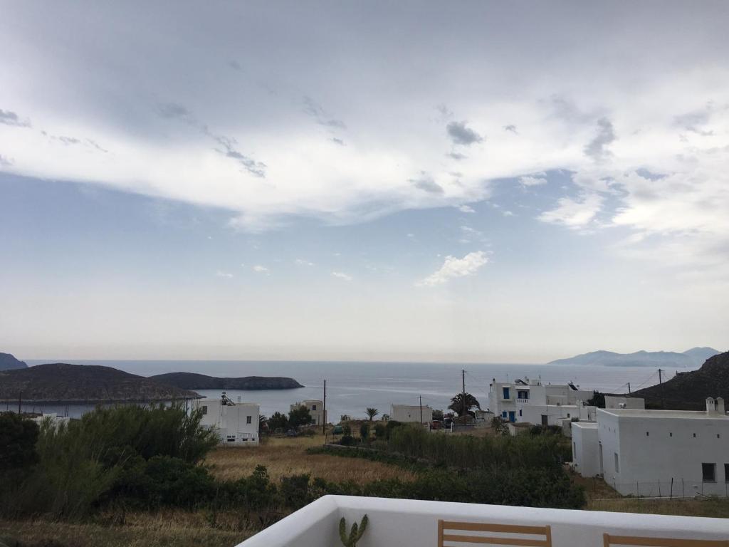 een uitzicht op de oceaan vanuit een huis bij Gaia Serifos Apartments in Rámos