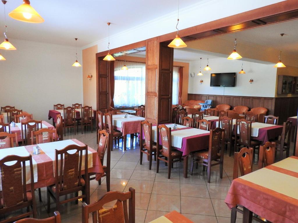 A restaurant or other place to eat at Penzion Montana