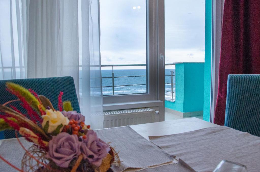 ママイアにあるBliss by Lex Apartmentsのダイニングルーム(海の景色を望むテーブル付)
