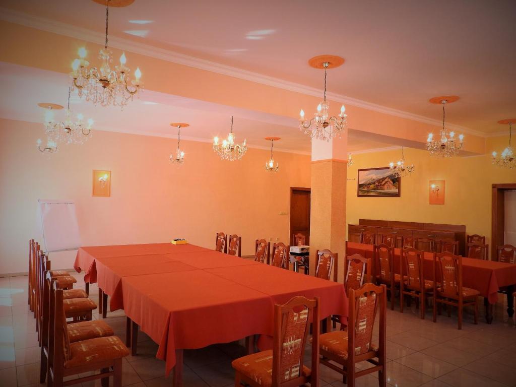 The business area and/or conference room at Penzion Montana