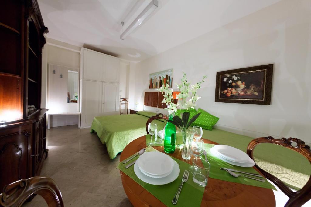 馬泰拉的住宿－La Quintessenza，配有桌子和绿床的客房