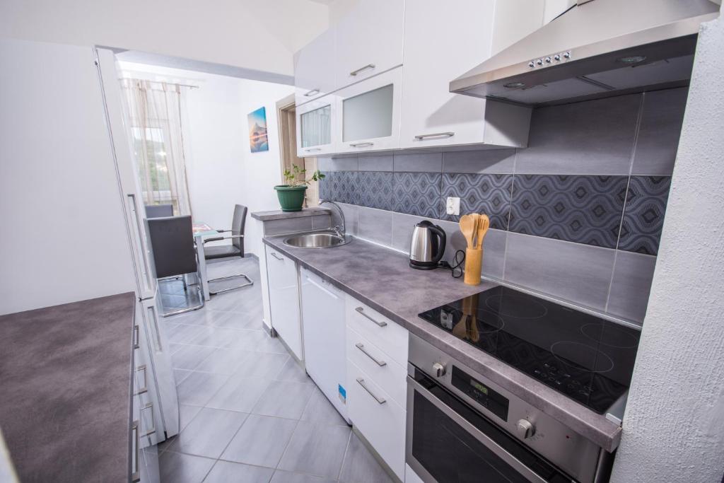 Kuchyňa alebo kuchynka v ubytovaní Aparment Jomarko