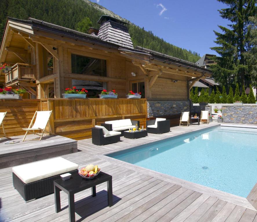 a house with a swimming pool and a cabin at Les Rives d'Argentière in Chamonix-Mont-Blanc